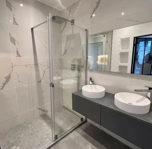 Bright Newly Renovated With Ac Apartment *