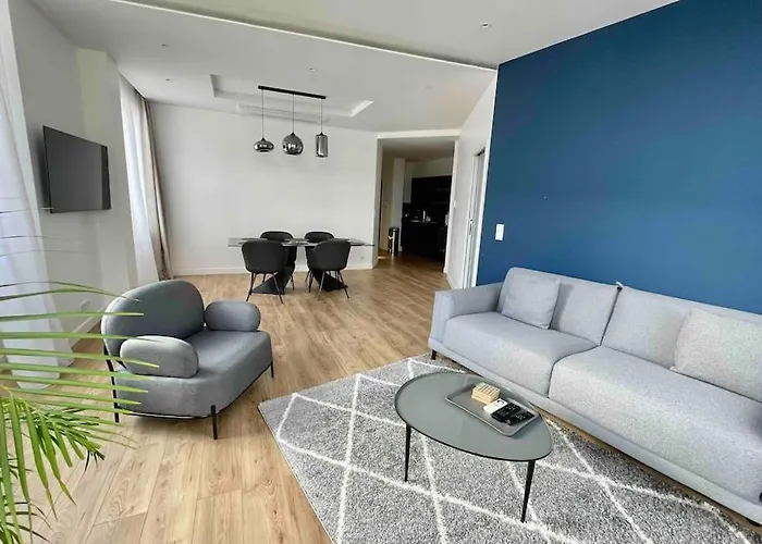 Bright Newly Renovated With Ac Apartment