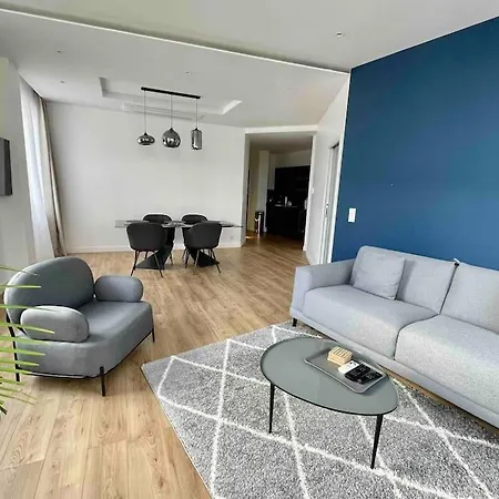 Bright Newly Renovated With Ac Apartment