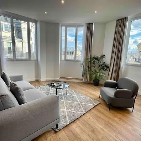 Bright Newly Renovated With Ac Apartment *