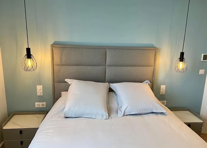 Bright Newly Renovated With Ac Apartment